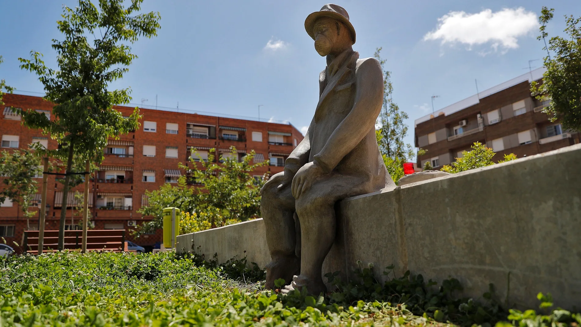 Una escultura, de autor desconocido, representando a un hombre sentado cubierto con un sombrero y una mascarilla ha aparecido esta pasada noche en un parque junto a la calle Esperanza en la pedanía valenciana de Benimamet, en recuerdo a los fallecidos por la Covid-19.