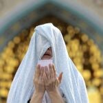 Una mujer reza el último día del Ramadán en Teherán