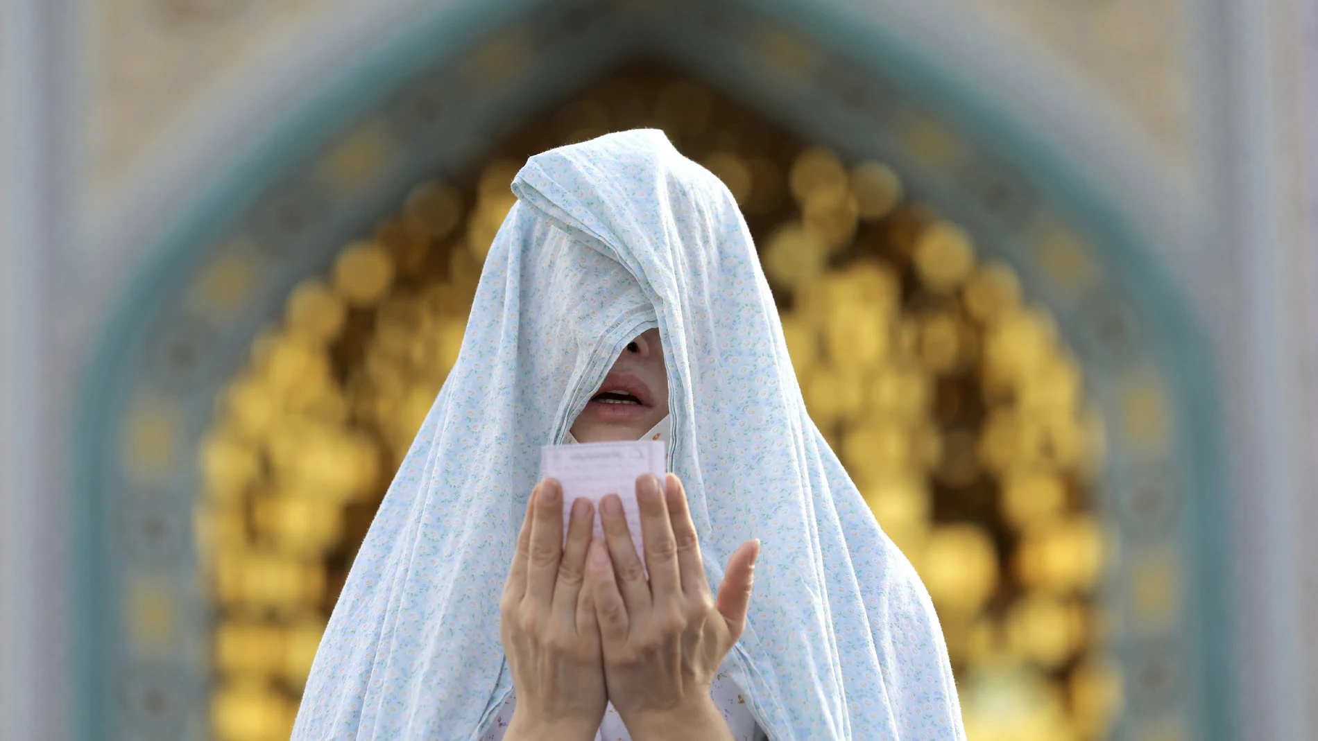 Una mujer reza el último día del Ramadán en Teherán