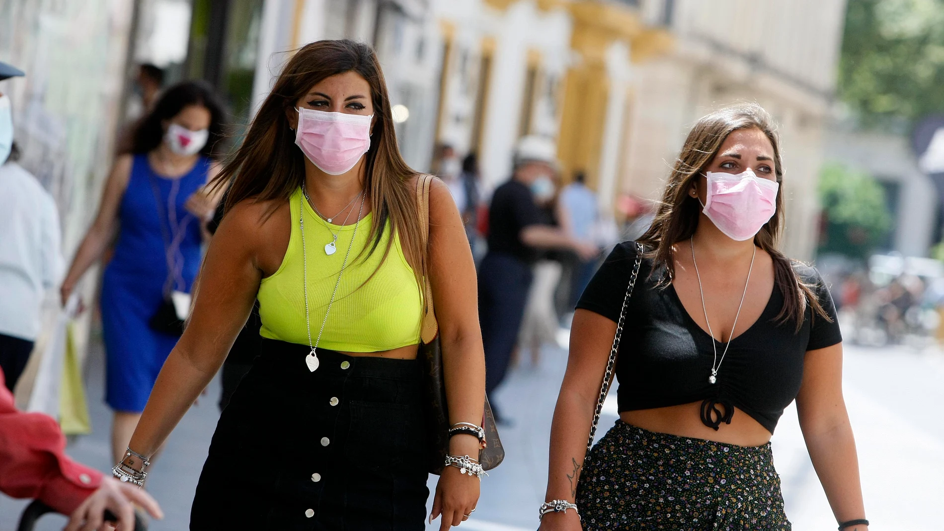 Dos mujeres caminando por Sevilla durante la fase dos de desescalada