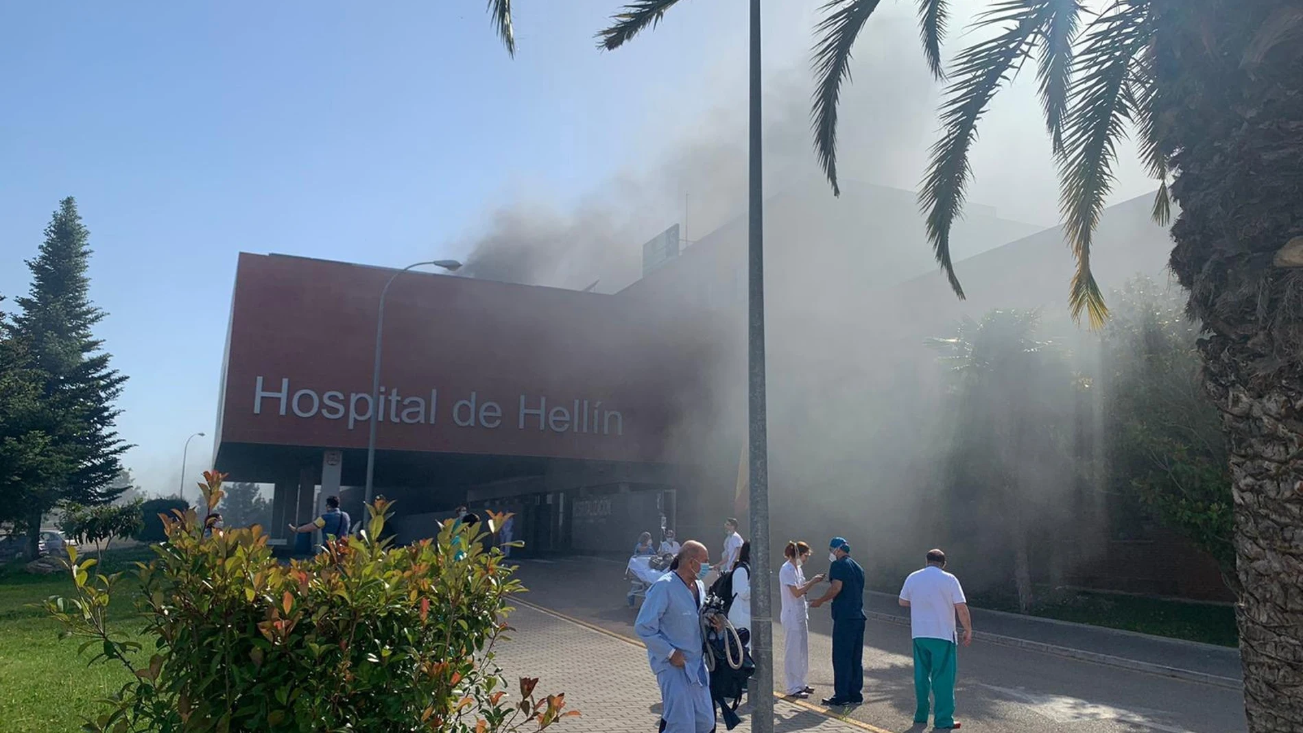 Desalojan el Hospital de Hellín, con unas 150 personas, por un incendio