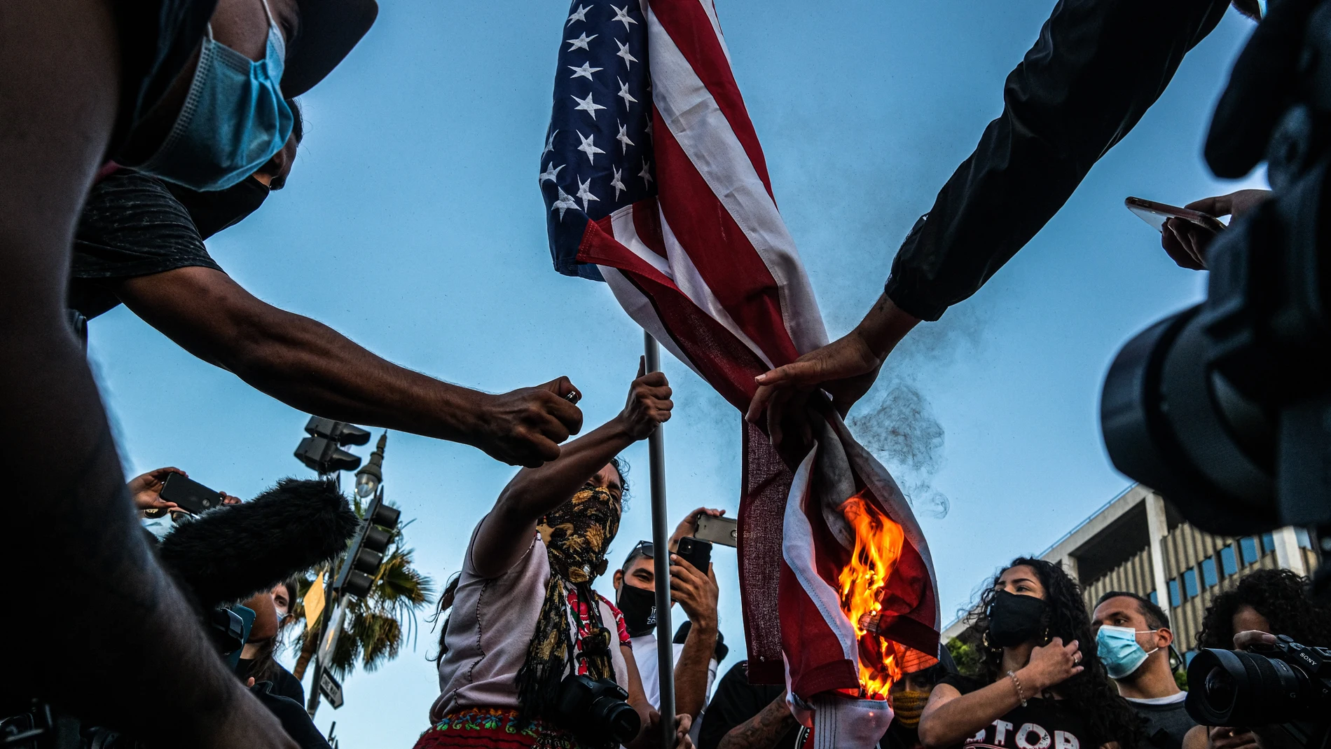 Un grupo de manifestantes quema una bandera de Estados Unidos durante las protestas por la muerte de George Floyd a manos de la policía de Minneapolis