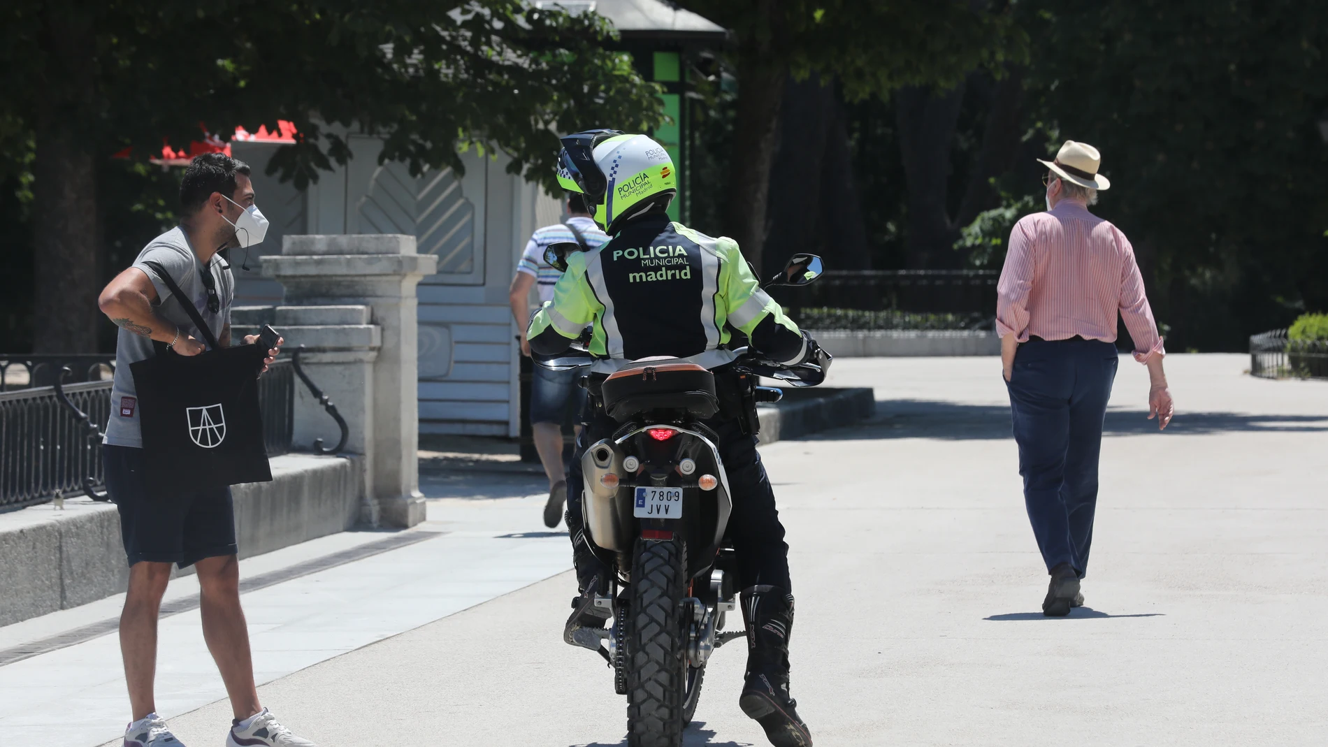 Los madrileños disfrutan del Retiro en su cuarto día en Fase 1