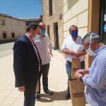 El presidente de la Diputación de Zamora, Francisco José Requejo, distribuye el material de protección