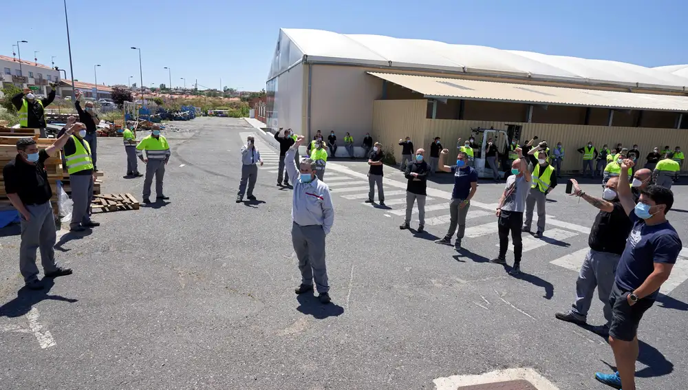 GRAF2473. ÁVILA, 28/05/2020.- Trabajadores de la planta de Nissan en Ávila se concentran este jueves para mostrar expresado su "absoluta repulsa" al anuncio de cierre de las plantas de Barcelona por parte de la multinacional japonesa, a la vez que ha expresado su "total apoyo y solidaridad" con sus compañeros afectados por esta "lamentable decisión". EFE/ Raúl Sanchidrián