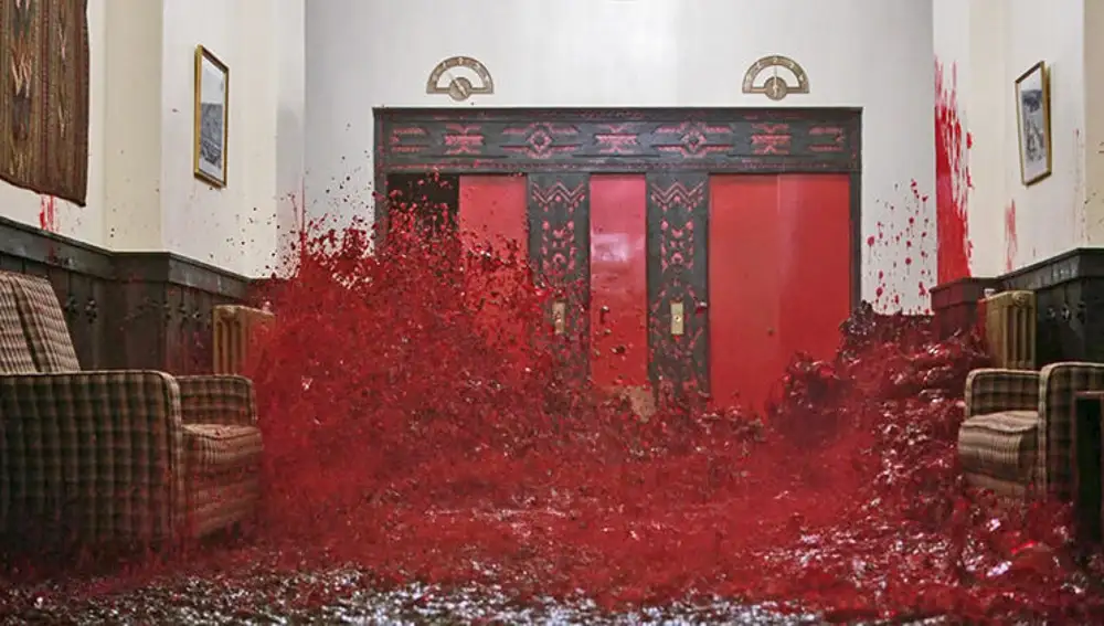 Un río de sangre emerge de los laterales del ascensor