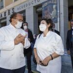 El restaurador José María Ruiz conversa con la hostelera de Navafría, Carmina García, que leyó el manifiesto en Segovia de la campaña#SiéntateConlaHostelería