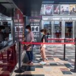 Varias personas esperan para sacar una entrada
