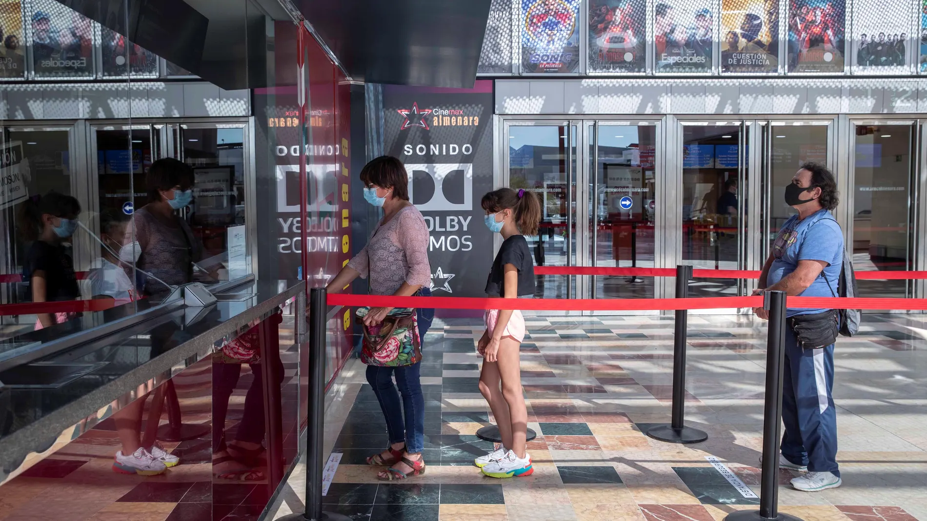 Varias personas esperan para sacar una entrada
