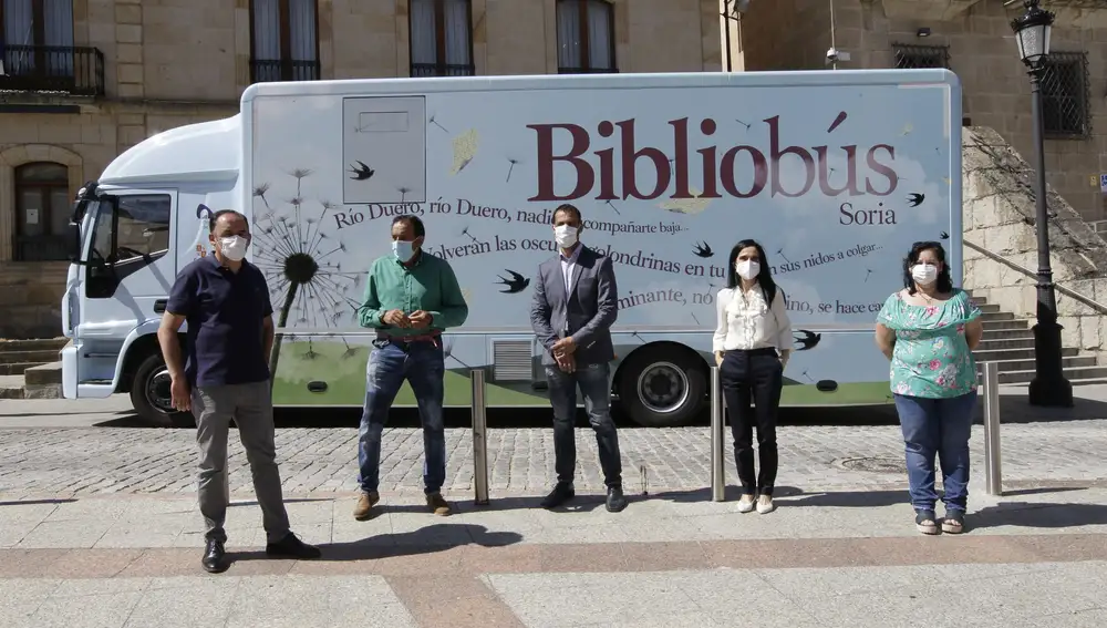 El presidente de la Diputación de Soria, Benito Serrano, presenta el nuevo Bibliobús