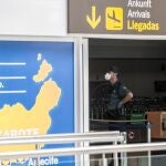 Un agente de la Guardia Civil vigila la zona de llegadas del aeropuerto de Lanzarote