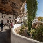 Setenil está metido en las montañas