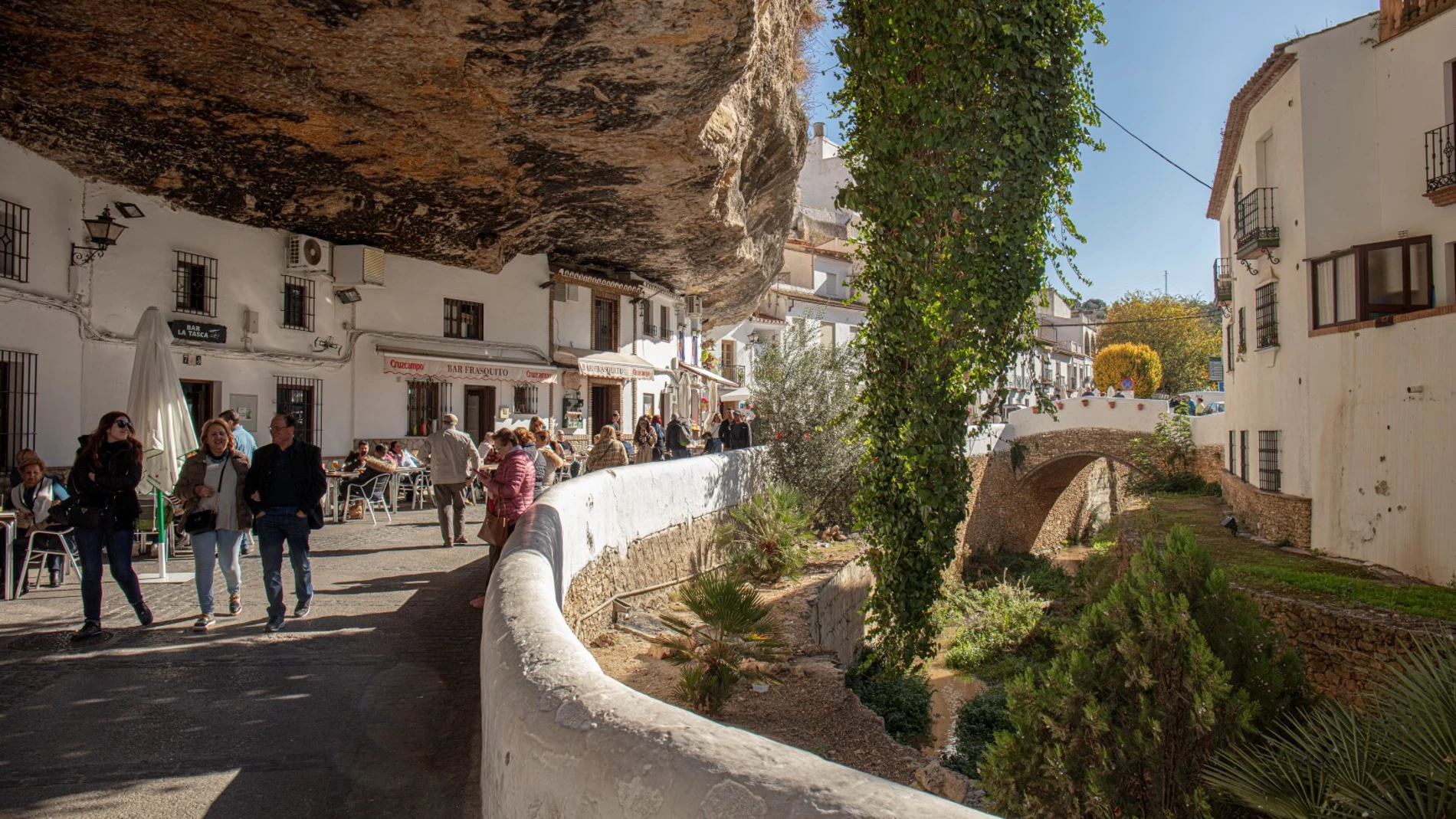 Setenil está metido en las montañas