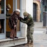 Varios militares del Ejército de Tierra ayudan a una mujer en Salamanca