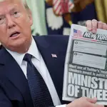 Donald Trump sostiene un ejemplar del &quot;New York Post&quot; tras firmar la orden ejecutiva para frenar a las plataformas digitales