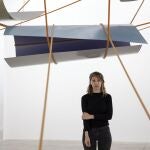 La autora, Inma Femenia, frente a su obra creada expresamente para el espacio de Bombas Gens