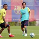 Leo Messi y Arturo Vidal, en un entrenamiento con el Barcelona