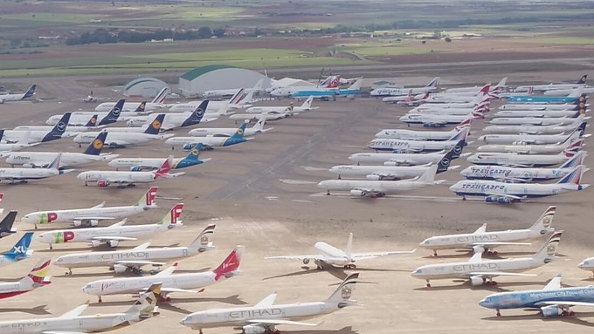 Vista actual de uno de los aparcamientos del aeropuerto de Teruel abarrotado de aviones