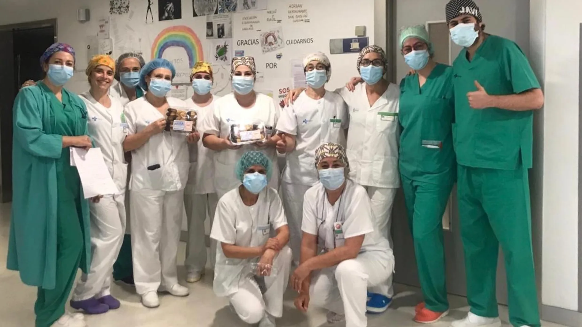 Profesionales sanitarios posan con las pastas que les han llegado de los niños de Cantimpalos para agradecer este gesto solidario que les ha emocionado