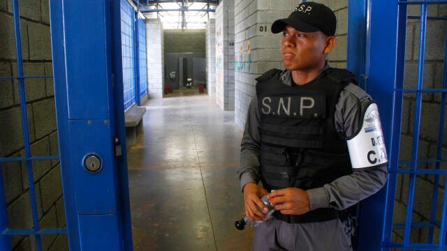 PA210. BOGOTÁ (COLOMBIA), 29/05/2020.- Fotografía de archivo de un guardia penitenciario vigilando en un pabellón en la cárcel La Joya el 6 de marzo de 2018 en Ciudad de Panamá (Panamá). En las cárceles de Centroamérica hay al menos 700 presos contagiados de COVID-19 y se teme lo peor allí pues, al igual que la gran mayoría de los presidios de Latinoamérica, son espacios hacinados en los que es "imposible" mantener las medidas básicas para el control del contagio del nuevo coronavirus. EFE/Bienvenido Velasco