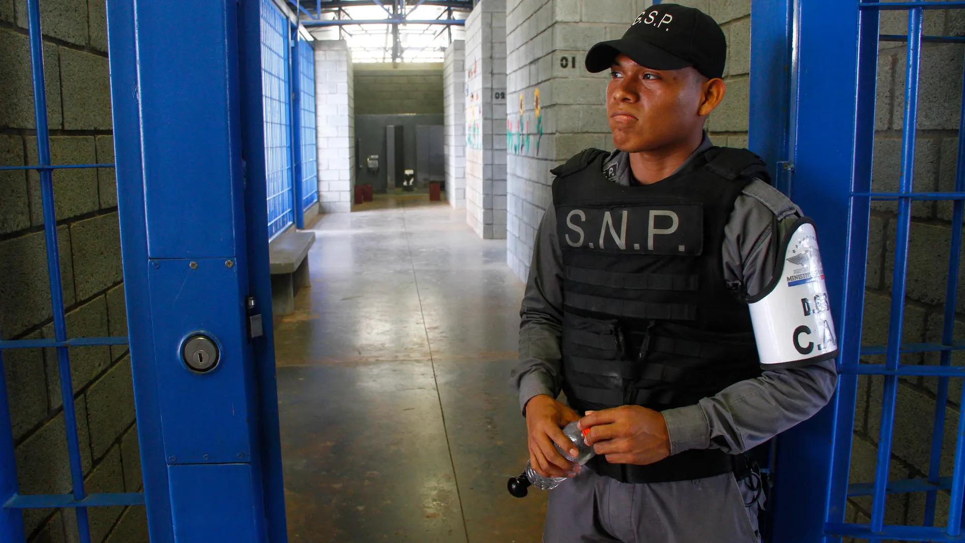 Los contagios de COVID-19 suben en las hacinadas prisiones de Centroamérica
