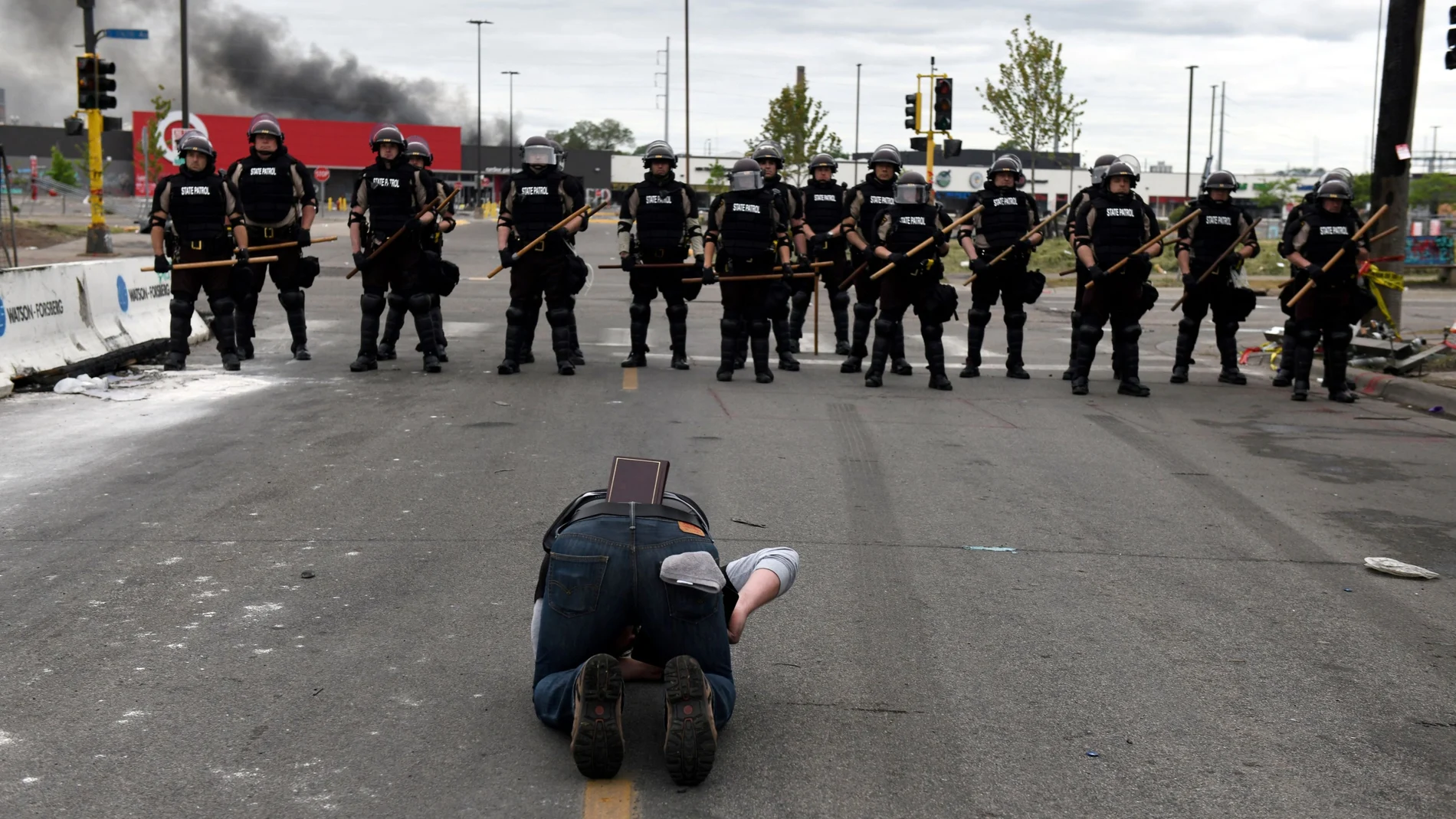 Un ciudadano norteamericano que rechaza identificarse se pone en el suelo tras el uso de gases lacrimógenos por parte de la Policía en el cuarto día de disturbios raciales