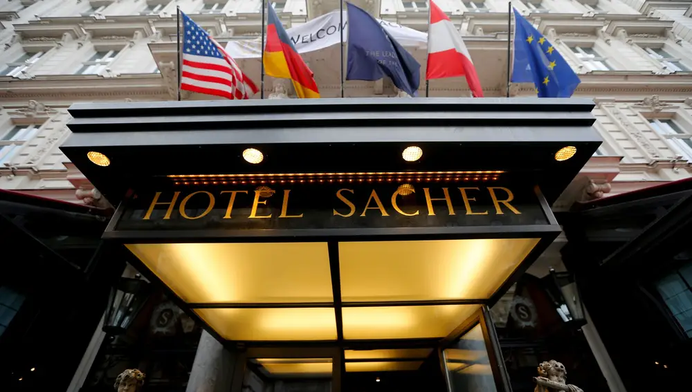 Entrada del Hotel Sacher en Viena que ha vuelto a abrir sus puertas tras el parón del Covid-19