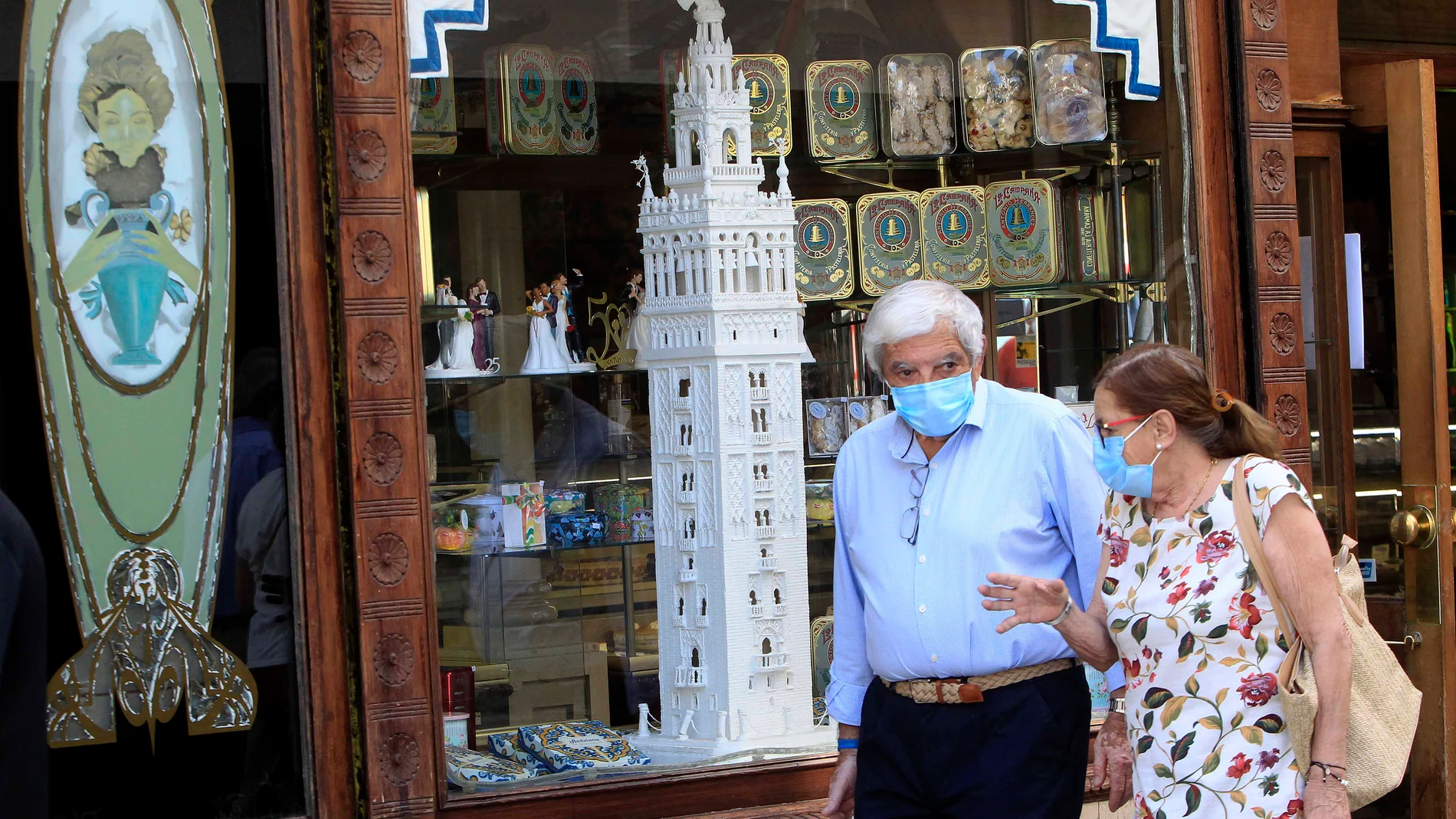 Gente con mascarillas por las calles de Sevilla