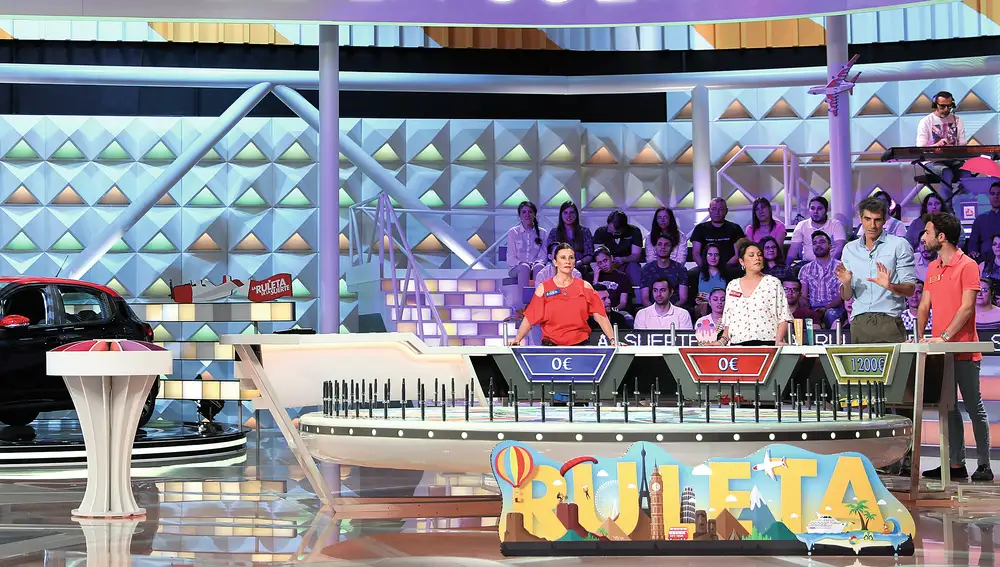 Las emisiones de Antena 3 empezaron en 1990 con «la ruleta de la fortuna». Desde 2006 lo presenta Jorge Fernández con el nombre «La ruleta de la suerte»