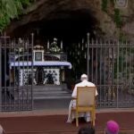 Rezo del Papa en la gruta de Lourdes de los jardines vaticanos