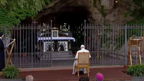 Rezo del Papa en la gruta de Lourdes de los jardines vaticanos
