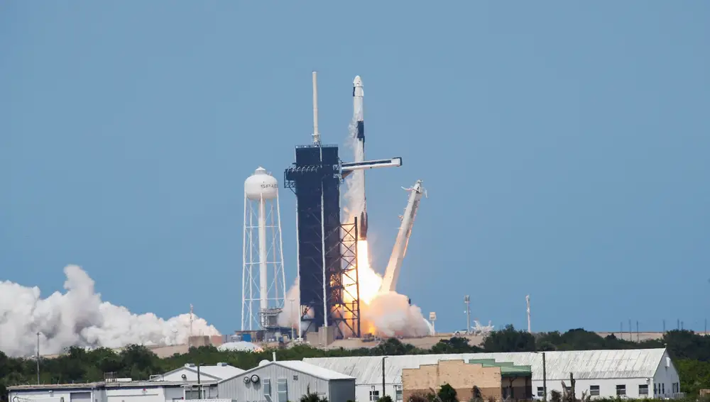 La SpaceX Falcon 9 rocket Crew Dragon se desprende de las torres e instalaciones para iniciar su ascenso en Cabo Cañaveral, Florida
