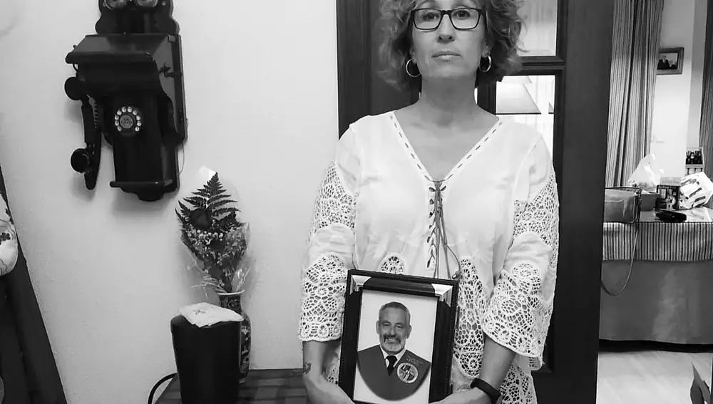 Carla con la foto de su padre, Luis Manuel, de 71 años