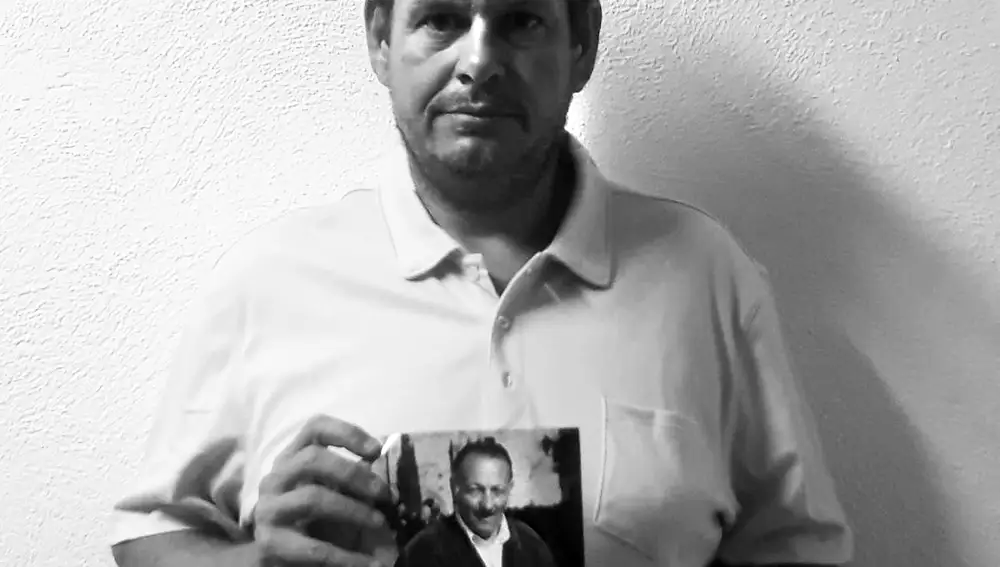 Carlos José con una foto de su padre, Carlos, de 87 años