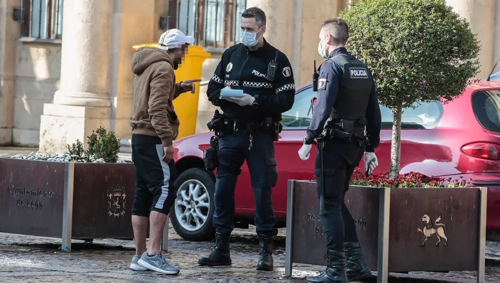 Miembros de la Policía Local de León, identifican a un ciudadano en el centro de la capital