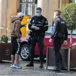 Miembros de la Policía Local de León, identifican a un ciudadano en el centro de la capital