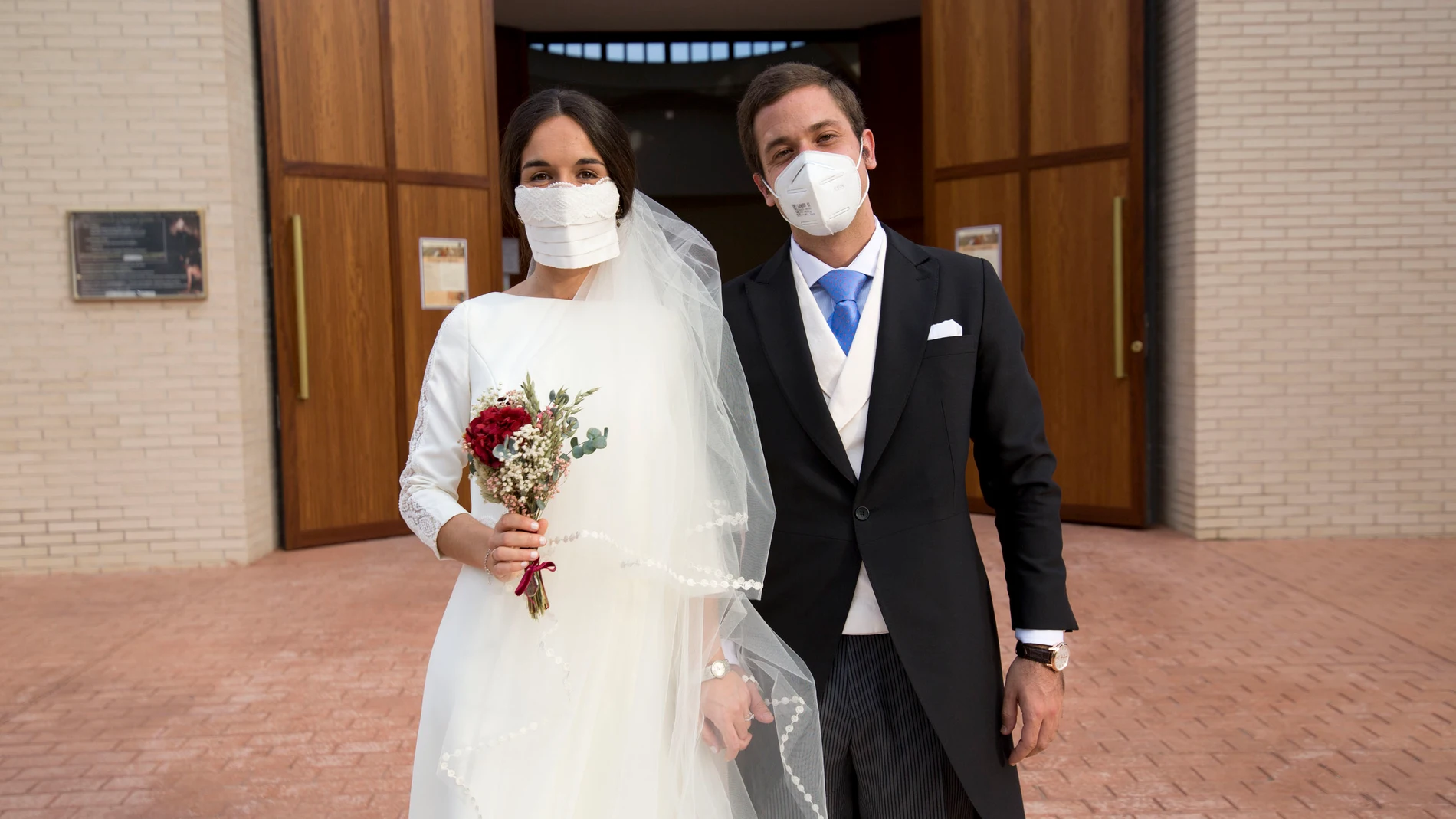 Los novios, ayer, después de celebrar su ceremonia en la parroquia de Santo Tomás de Villanueva, en Alcalá de Henares. Foto: Eduardo Martín Martín