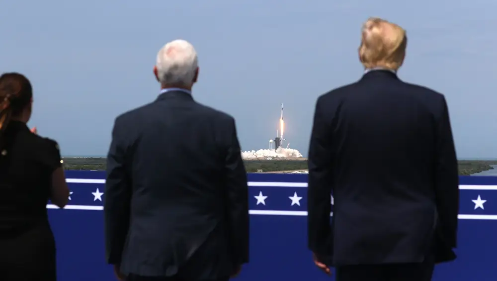 El Presidente Donald Trump y Mike Pence observan el lanzamiento de la SpaceX Falcon 9 en Cabo Canaveral, Florida