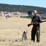 Cazador con percha de codornices durante la media veda. Una buena gestión de los cultivos agrícolas favorece la caza de aves migratorias como la codorniz.