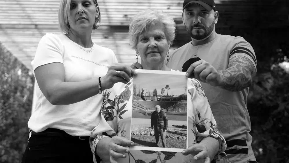 Montserrat, David y Teresa, hijos y esposa de Manuel Leal, de 72 años