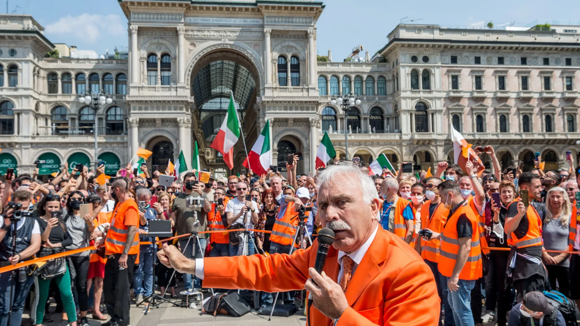 Orange vest: hundreds in the square in the center of Turin