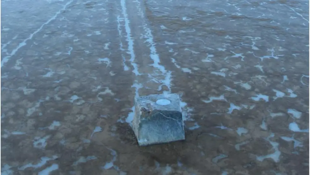 Roca con un dispositivo GPS incrustado en su superficie del artículo: Sliding Rocks on Racetrack Playa, Death Valley National Park: First Observation of Rocks in Motion