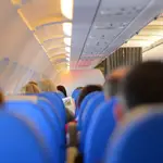 ¿Qué pasa si no pones tu móvil en modo avión en un vuelo?
