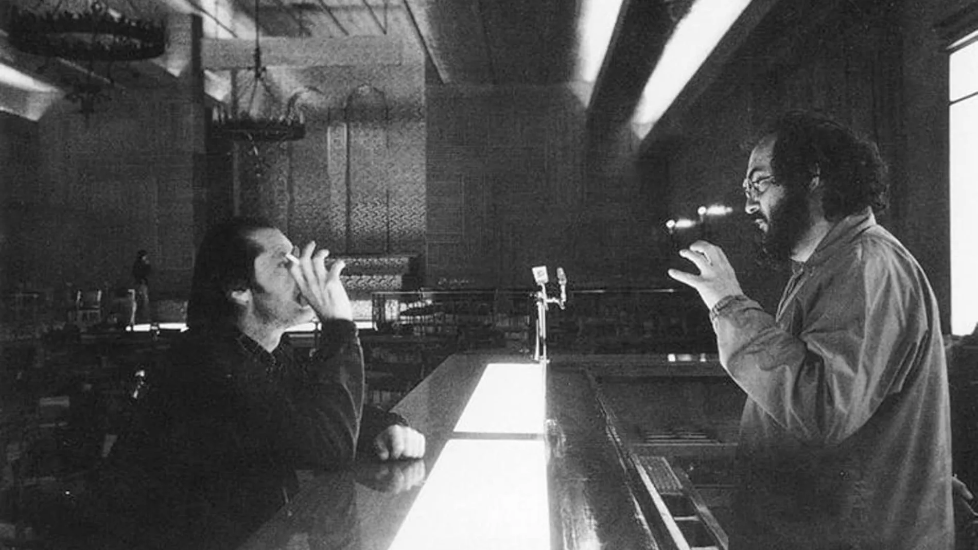 Jack Nicholson (izda.) fue de los pocos actores que disfrutó del rodaje, quizá, por su empatía con los delirios de Kubrick (dcha.)