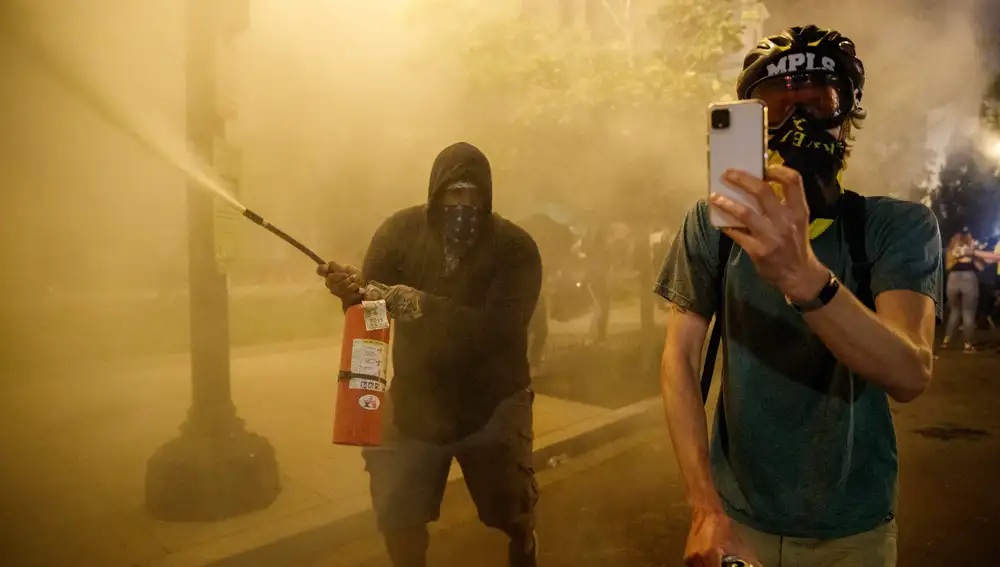 Un manifestante con un extintor en las inmediaciones de la Casa Blanca, en Washington DC