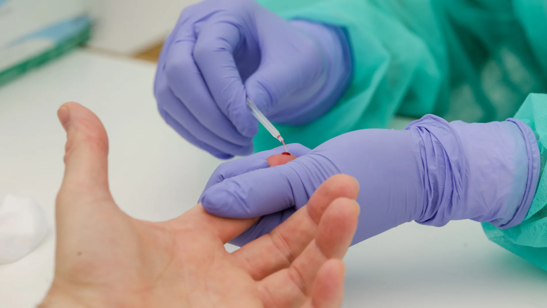 Una trabajadora sanitaria realiza una prueba diagnóstica del coronavirus