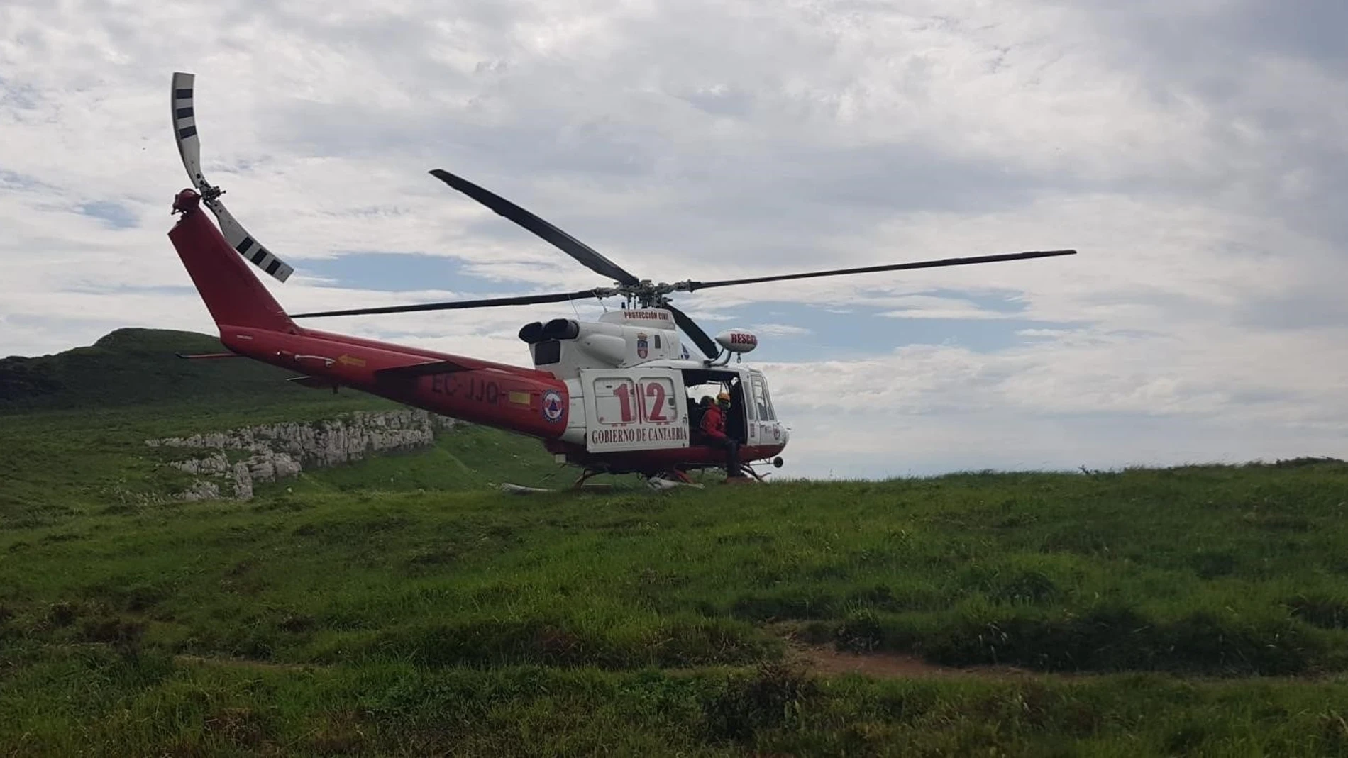 El helicóptero rescata a dos senderistas de Santander desorientados y cansados en los collados del Asón