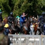 Jair Bolsonaro saluda a decenas de simpatizantes a caballo