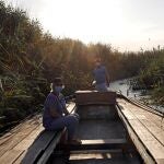 La actividad hostelera y de ocio retorna poco a poco al parque natural de La Albufera de Valencia, uno de los humedales más importantes del Mediterráneo, mientras los empresarios asumen con resignación que han perdido la principal campaña del año y confían en atraer al turismo nacional con su entorno natural y su oferta gastronómica como reclamo.En la imagen, Manolo, barquero de El Palmar, se queja de los pocos turistas que contratan paseos por la Albufera y espera una reactivación tras la entrada en la Fase 2 a partir de mañana Lunes.