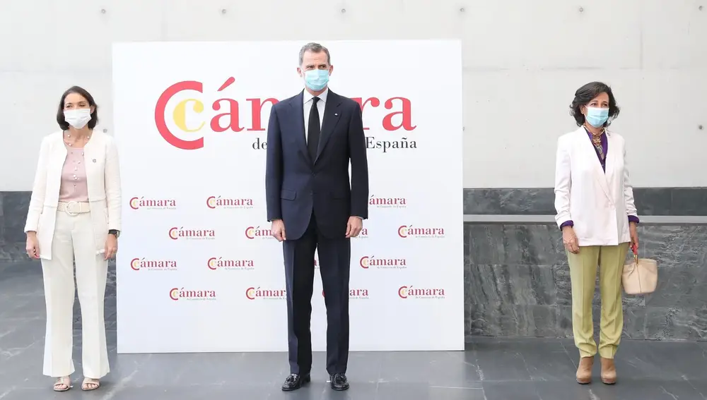 El Rey Felipe VI, junto con la ministra de Industria, Comercio y Turismo, Reyes Maroto, y la presidenta de Banco Santander, Ana Botín, en el pleno extraordinario de la Cámara de Comercio de EspañaCASA REAL01/06/2020